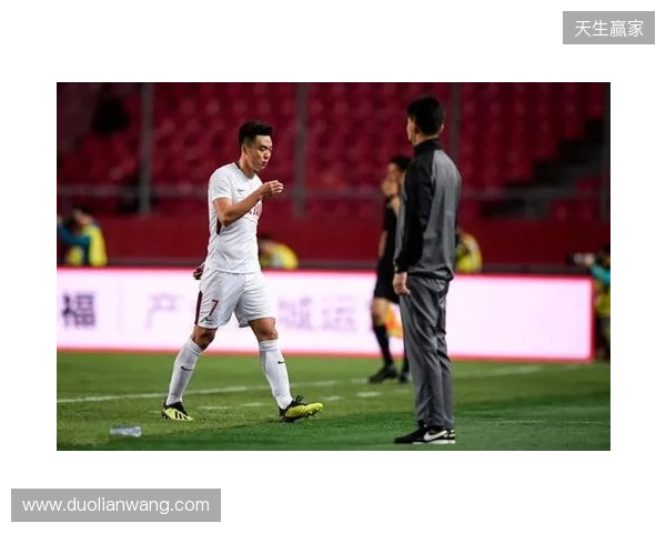 飞踹座椅染红！玉昆官方：门将教练米克尔造成恶劣影响，罚款2万